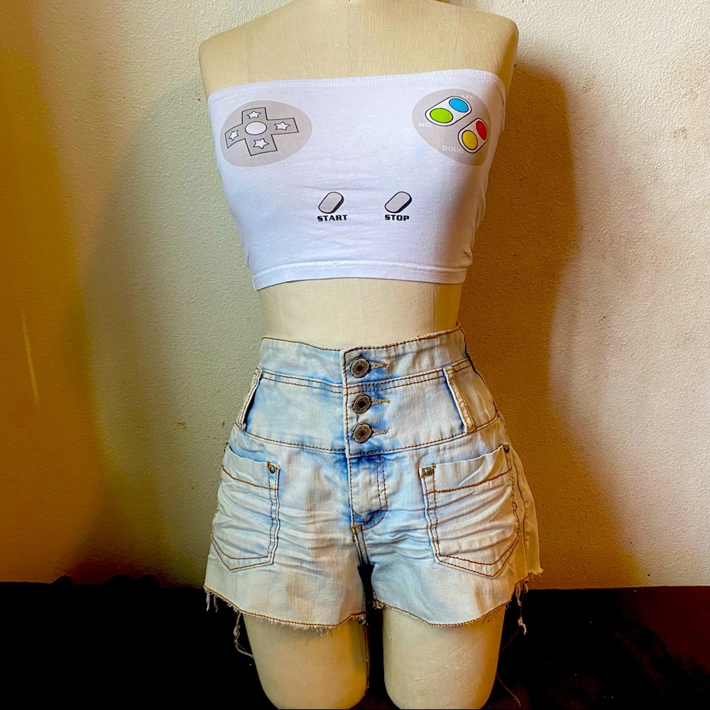 Junior’s Size 9 High-waisted light denim wash SHORT shorts with frayed edges